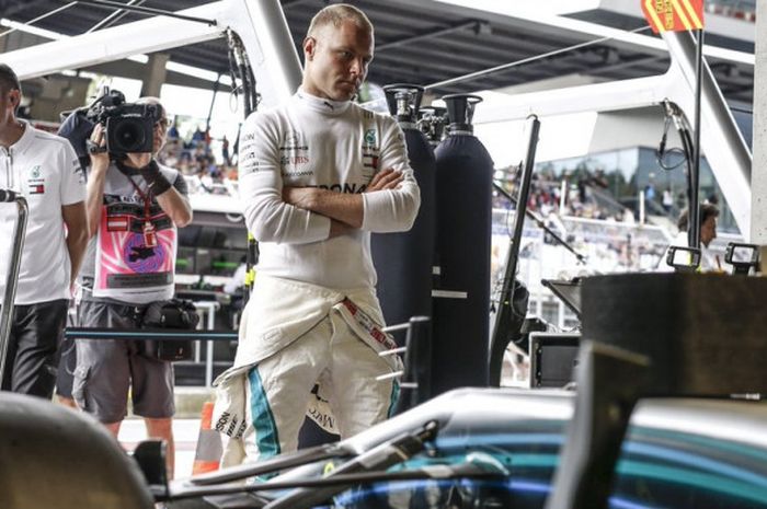 Valtteri Bottas (tengah) saat berada di garasi tim Mercedes pada gelaran hari pertama F1 GP Austria 2018 yang digelar Jumat (29/6/2018).