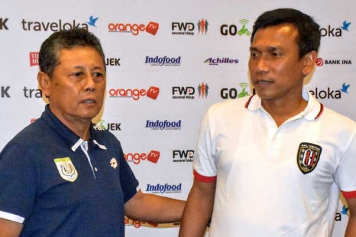 Pelatih Persela, Heri Kiswanto (kiri) merangkul pelatih Bali United, Widodo Cahyono Putra (kanan) usai jumpa wartawan di Natya Hotel Kuta, Sabtu (2/9/2017). Kedua pelatih yang sama-sama legenda sepak bola Indonesia ini saling memuji dan respek satu sama lain.