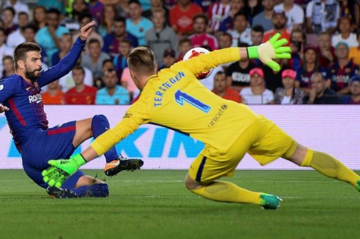 Aksi gol bunuh diri bek Barcelona, Gerard Pique (kiri), saat berjumpa Real Madrid dalam laga Piala Super Spanyol di Camp Nou, Barcelona, 13 Agustus 2017.