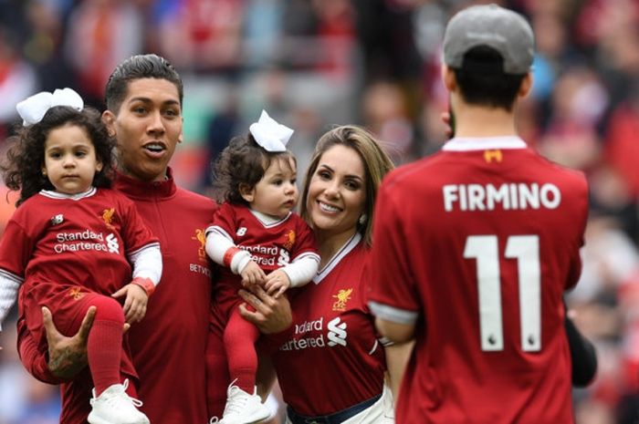 Striker Liverpool FC, Roberto Firmino, berpose bersama keluarganya dalam pertandingan Liga Inggris kontra Middlesbrough di Stadion Anfield, Liverpool, pada 21 Mei 2017.