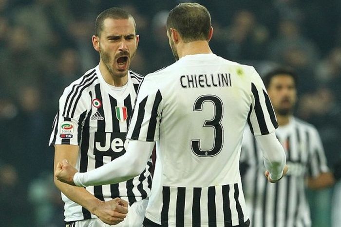 Ekspresi duet bek Juventus, Giorgio Chiellini (3) dan Leonardo Bonucci, merayakan kemenangan timnya atas Roma, 24 Januari 2016.