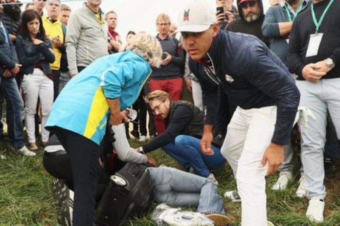 Seorang penonton terkena bola golf saat menyaksikkan turnamen golf Ryder Cup 2018.