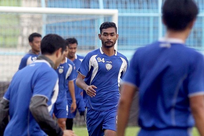 Gelandang Arema Cronus, Ferry Aman Saragih, berlatih bersama rekan setimnya menjelang melawan Persiba Balikpapan dalam laga lanjutan Torabika Soccer Championship A 2016 di Stadion Kanjuruhan Malang, Jawa Timur (29/04/2016).