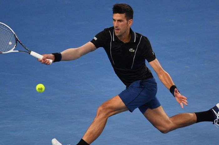Petenis putra Serbia, Novak Djokovic, mengembalikan bola ke arah dAlbert Ramos-Vinolas  (Spanyol) pada babak ketiga Australia Terbuka 2018 yang berlangsung d Margaret Court Arena, Sabtu (20/1/2018).