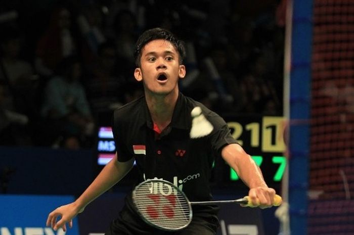 Pebulu tangkis tunggal putra nasional, Firman Abdul Kholik, sedang berusaha mengembalikan kok, ketika menghadapi Zi Liang Derek Wong (Singapura) 17-21, 24-26, pada babak kualifikasi BCA Indonesia Open Superseries Premiere 2016 di Istora Gelora Bung Karno, Senayan, Jakarta, Senin (30/5/2016).