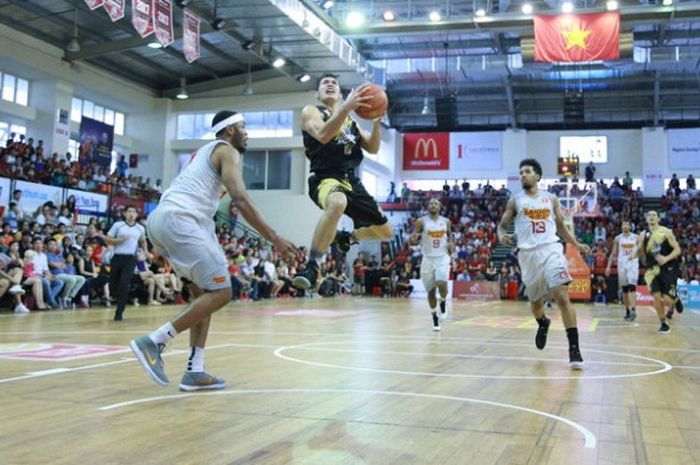 CLS Knights Indonesia saat menghadapi Saigon Heat pada ajang ASEAN Basketball League 2017-2018, di Canadian International School Arena, Saigon, Vietnam, Sabtu (3/3/2018).