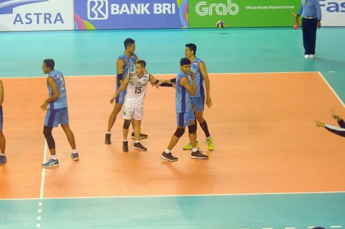 Pebola voli putra nasional, M Kadavi (jersey putih) beraksi saat menghadapi Hong Kong. Tim putra Indonesia 2menang 3-0 atas Hong Kong dalam Invitation Tournament, 18 ASIAN Games di Stadion Tenis Indoor, GBK Senayan, Selasa(13/02/2018).