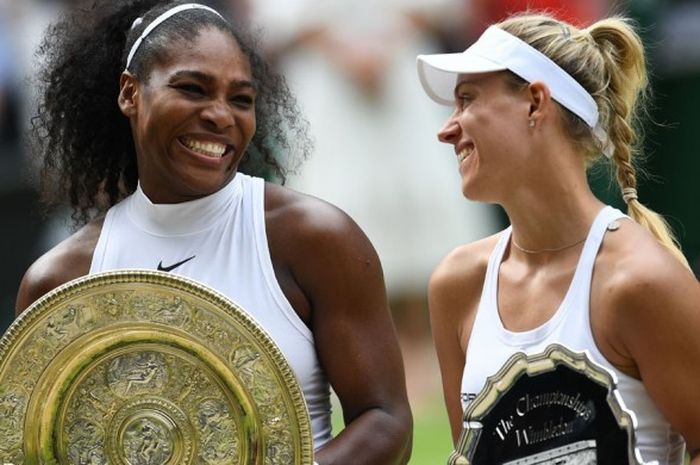 Runner up Wimbledon 2016, Angelique Kerber (kanan), berfoto bersama sang juara, Serena Williams, sambil memegang trofi masing-masing. Kerber kalah 5-7, 3-6 pada laga final yang digelar di Centre Court, The All England Lawn Tennis Club, Wimbledon, London, Inggris, Sabtu (9/7/2016).