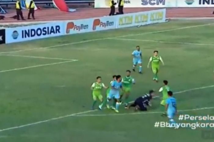 Pertikaian antara Awan Setho Rahardjo dengan Syahroni dalam laga antara Persela Lamongan kontra Bhayangkara FC di Stadion Surajaya, Lamongan, Minggu (16/9/2018).