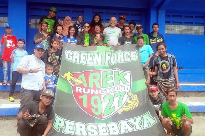Bonek foto bersama bobotoh di Stadion Persib, Jalan Ahmad Yani, Kota Bandung, Jumat (6/1/2017).