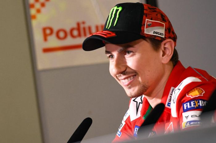   Pebalap Ducati, Jorge Lorenzo, saat menghadiri konferensi pers jelang seri balap MotoGP Catalunya di Sirkuit Catalunya, Barcelona, Spanyol, Kamis (14/6/2018).  