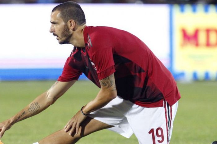 Kapten AC Milan, Leonardo Bonucci, melakukan pemnasan jelang partai Liga Italia lawan Crotone di Stadion Ezio Scida, Crotone, 20 Agustus 2017.