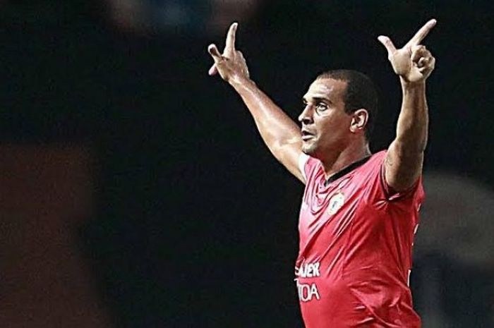  Selebrasi jari telunjuk dari marquee player Persija, Bruno Lopes ke fans setia klubnya, Jakmania, seusai mencetak gol ke gawang Arema FC pada laga pekan kesembilan Liga 1 di Stadion Patriot, Kota Bekasi, 2 Mei 2017.  