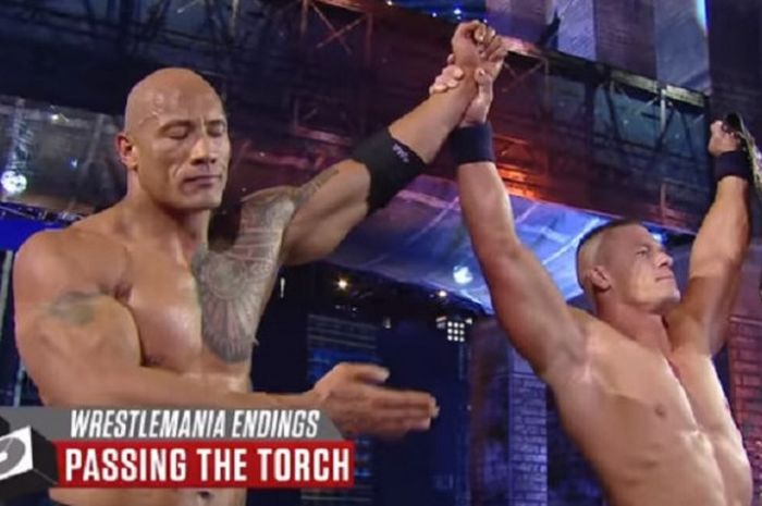 Momen saat The Rock (kiri) dan John Cena (kanan) secara bersamaan meninggalkan arena pertandingan Wr