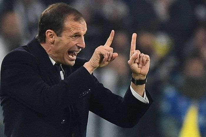 Pelatih Juventus, Massimiliano Allegri, menyampaikan instruksi kepada pemainnya, dalam laga Liga Champions kontra Olympique Lyon, di Stadion Juventus, Rabu (2/11/2016) waktu setempat.