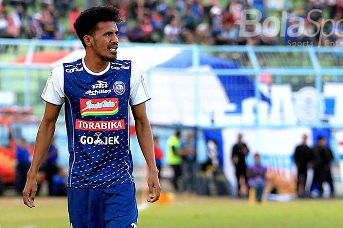   Aksi Alfin Tuasalamony saat menjalani debutnya bersama Arema FC melawan PS Tira dalam laga pekan ke-16 Liga 1 2018 di Stadion Kanjuruhan Kabupaten Malang, Minggu (15/7/2018).  