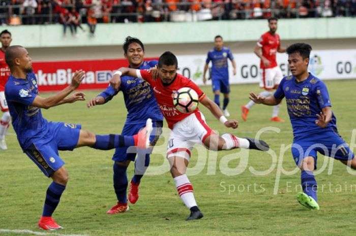        Pemain Persija, Bambang Pamungkas, melepaskan tendangan meski dikepung pemain Persib pada laga Liga 1 di Stadion Manahan, Solo, Jumat (3/11/2017).       