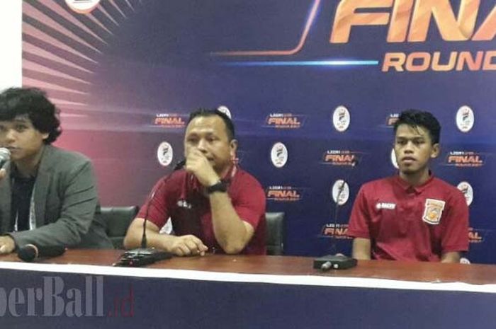Pelatih Borneo FC U-19, Ricky Nelson, bersama dengan Dody Alfayet, melakukan preskon selepas pertandingan melawan Bali United U-19 di Stadion Wibawa Mukti, Cikarang, Jawa Barat, Selasa (7/11/2017)