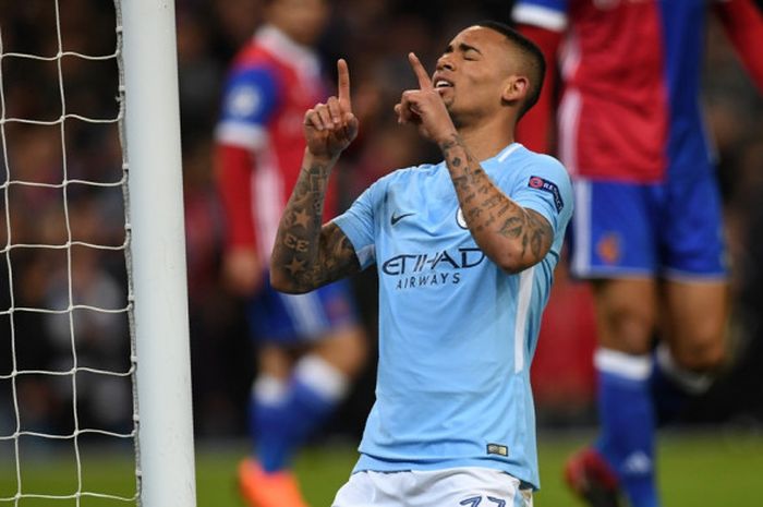 Penyerang Manchester City, Gabriel Jesus, melakukan selebrasi setelah mencetak gol ke gawang FC Basel pada laga penentuan babak 16 besar Liga Champions di Stadion Emirates, Rabu (8/3/2018) waktu setempat. 