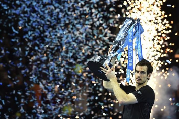 Petenis Inggris Raya, Andy Murray, mengangkat trofi juara setelah mengalahkan Novak Djokovic (Serbia) pada babak final ATP World Tour Finals di O2 Arena, London, Inggris, Minggu (20/11/2016).