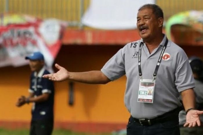 Pelatih Perseru Serui, Yusak Sutanto memberikan instruksi saat timnya menghadapi PSCS Cilacap pada laga Grup E Piala Presiden 2017 di Stadion Gelora Ratu Pamelingan, Pamekasan, Rabu (8/2/2017) sore. 