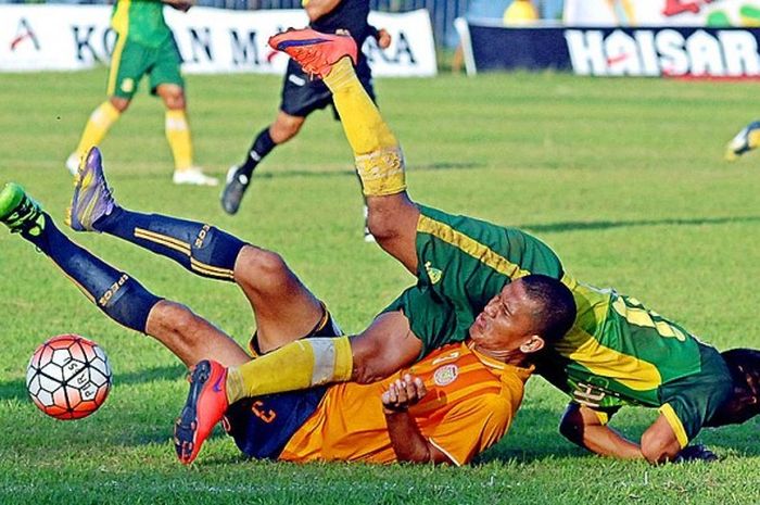 Pemain Perssu Super Madura berjibaku melawan pemain Persiraja Banda Aceh dalam lanjutan Babak 16 Besar ISC B yang berakhir dengan skor 1-0 di Stadion A. Yani Sumenep, Jawa Timur (16/10/2016).