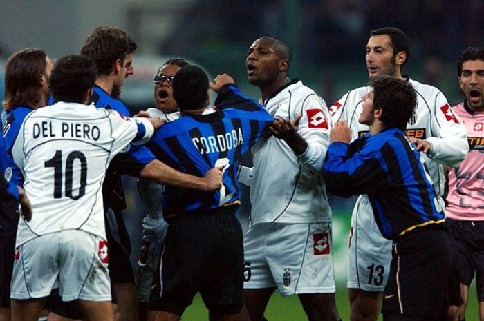 Pemain-pemain Inter Milan dan Juventus terlibat cekcok hebat dalam partai Serie A 2002-2003 di Giuseppe Meazza.