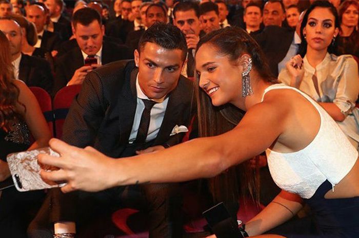 Cristiano Ronaldo dan Deyna Castellanos tengah berswafoto saat menghadiri malam penghargaan Best FIFA Football Awards 2017 di London pada, Senin (23/10/2017).