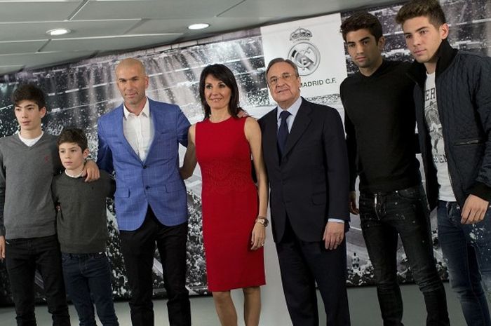 Luca Zidane (paling kanan) saat perkenalan Zinedine Zidane sebagai pelatih baru Real Madrid, 4 Januari 2016