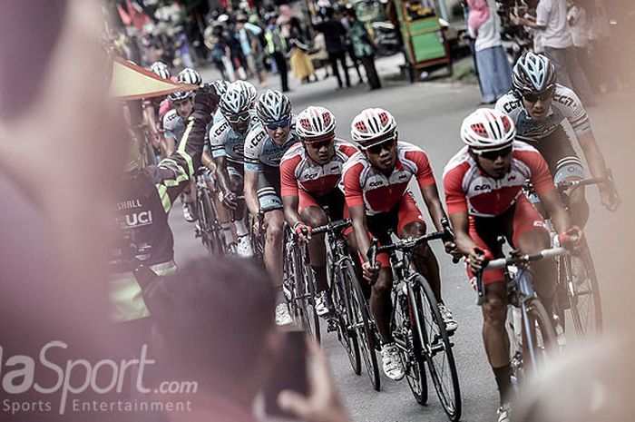 Aksi sejumlah pebalap dalam lomba Etape 1 balap sepeda Tour De Indonesia 2018, Kamis (25/1/2018). Ajang olahraga bersepeda jarak jauh yang dipadu pariwisata tersebut menempuh jarak 127 kilometer melewati Solo, Sragen, dan Ngawi.