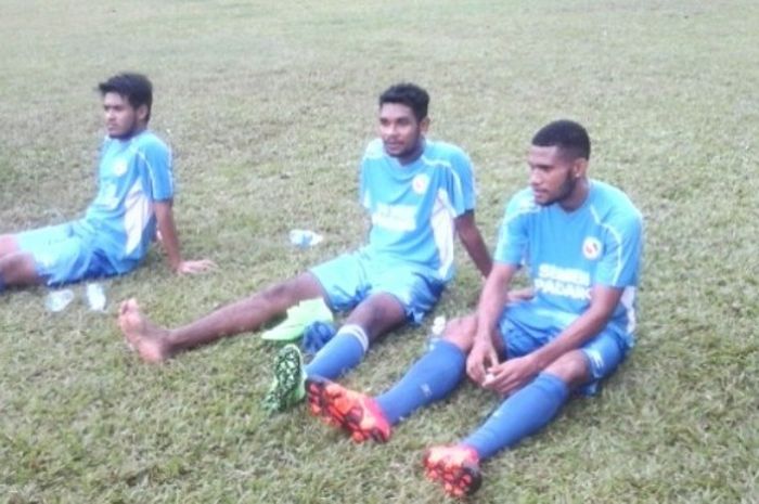 Fandry Imbiri (kanan) dan Christopher Sibi (tengah) usai latihan bersama Semen Padang di Stadion H Agus Salim.