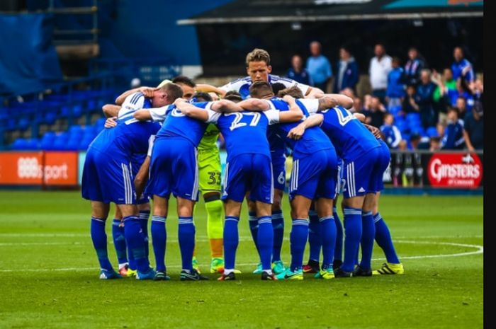 Pemain Ipswich Town berkumpul dalam laga kontra Aston Villa.