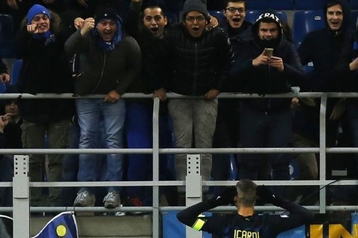 Aksi perayaan gol striker Inter Milan, Mauro Icardi (bawah), di depan tribune suporter setelah menjebol gawang Fiorentina dalam laga Serie A di Stadion Giuseppe Meazza, 28 November 2016.