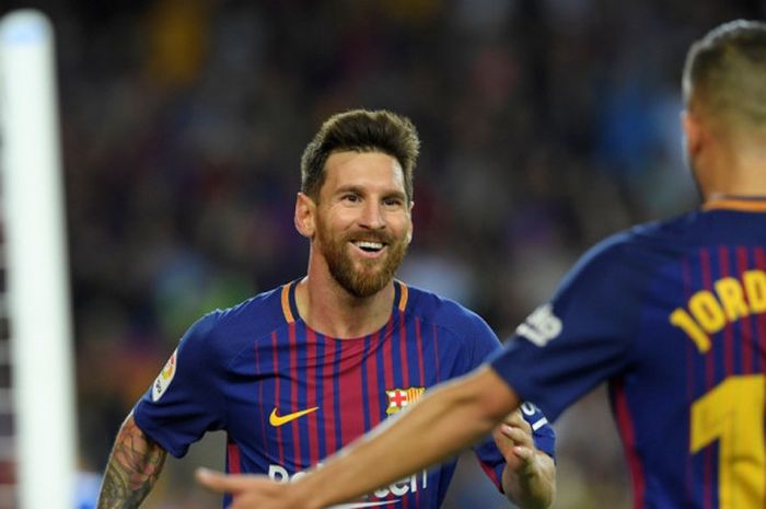 Megabintang FC Barcelona, Lionel Messi, merayakan gol yang dia cetak ke gawang Espanyol dalam laga Liga Spanyol di Stadion Camp Nou, Barcelona, pada 9 September 2017.