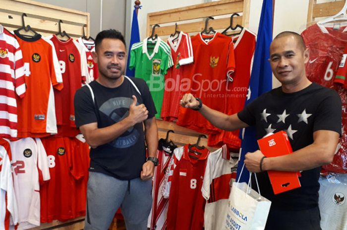 Ponaryo Astaman dan Kurniawan Dwi Yulianto berpose di depan kumpulan jersey timnas Indonesia dari ma