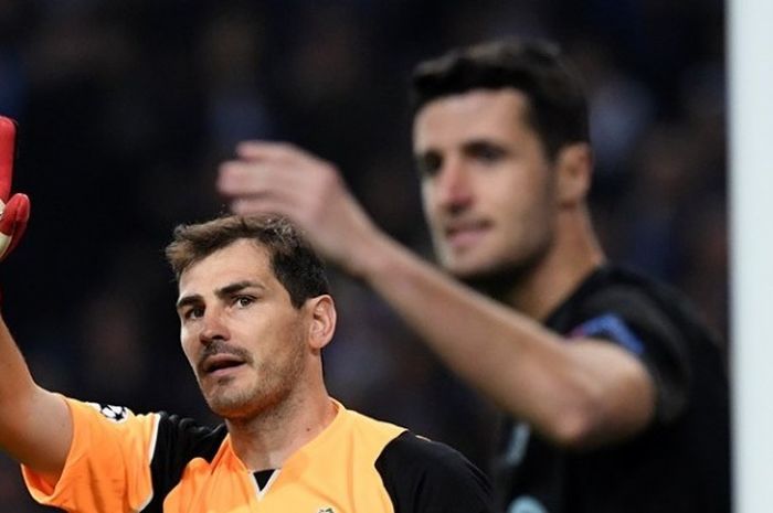 Penjaga gawang Porto, Iker Casillas (kiri), dan rekan setimnya, Ivan Marcano, mengawal pertahanan saat melawan Juventus pada pertandingan pertama babak 16 besar Liga Champions di Stadion Dragao, Selasa (22/2/2017). 