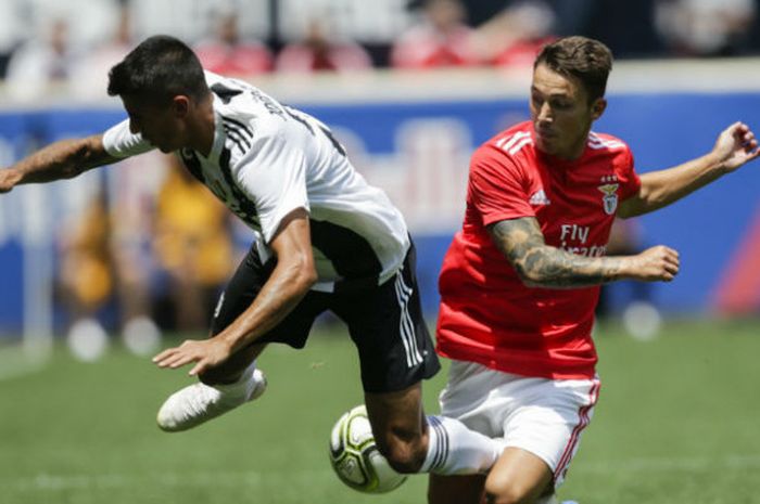 Bek sayap Juventus, Joao Cancelo (kiri), berebut bola dengan pemain Benfica Alex Grimaldo, dalam laga pramusim International Champions Cup 2018 di Red Bull Arena, New Jersey, Amerika Serikat, Minggu (29/7/2018) WIB.