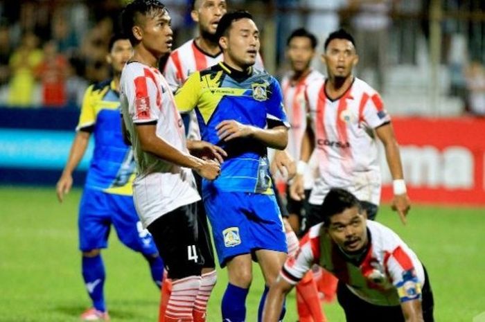 Penyerang Senior Persija, Bambang Pamungkas (kanan), sampai jatuh bangun ikut membantu pertahanan Macan Kemayoran pada laga kontra Persiba di Stadion Persiba, Rabu (20/7/2016).