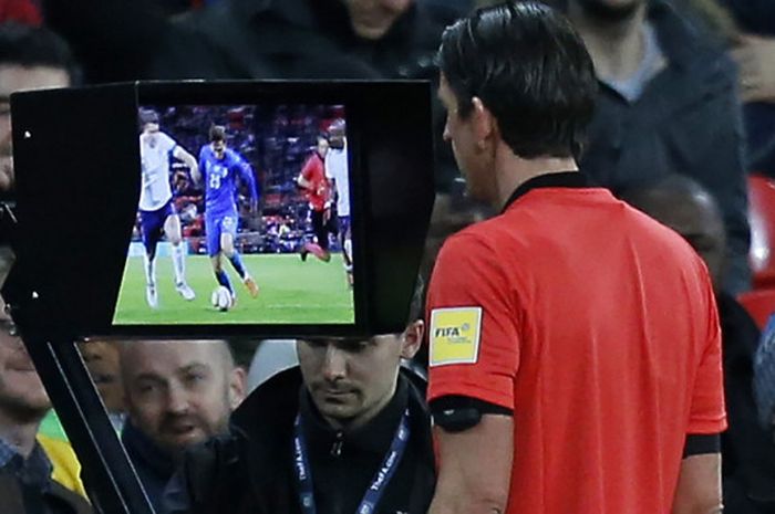 Wasit asal Jerman, Deniz Aytekin, memperhatikan tayangan VAR (Video Assistant Referee), dalam laga uji coba antara tim nasional Inggris menghadapi Italia di Stadion Wembley, London, Inggris, pada Selasa (27/3/2018). 