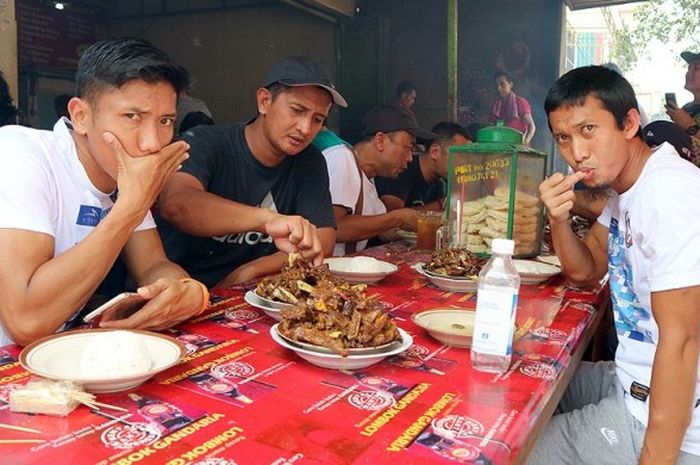 Dua pemain Arema FC, Ahmad Bustomi dan Arif Suyono saat menyantap kuliner tengkleng Pak Manto yang terletak di Jl. Gajah Mada, Solo.