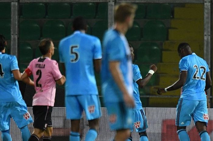 Aaron Leya Iseka (Olympique Marseille) merayakan gol hasil tendangan penalti di partai persahabatan melawan Palermo di Stadion Renzo Barbera.