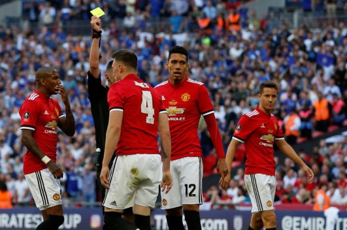  Bek Manchester United, Phil Jones, menerima kartu kuning dalam laga final Piala FA kontra Chelsea di Stadion Wembley, London, Inggris pada 19 Mei 2018. 