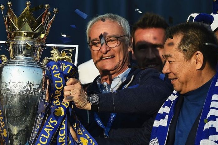 Manajer Leicester City, Claudio Ranieri, dan Presiden Vichai Srivaddhanaprabha memperlihatkan trofi Premier League kepada para fans di atas bus parade di Leicester, Inggris, pada 16 Mei 2016.