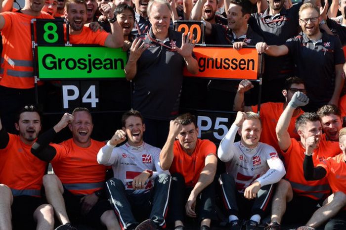 Pebalap dan kru tim Haas merayakan keberhasilan mereka meraih hasil terbaik bagi tim pada balapan GP Austria di Red Bull Ring, Spielberg, Austria, Minggu (1/7/2018).