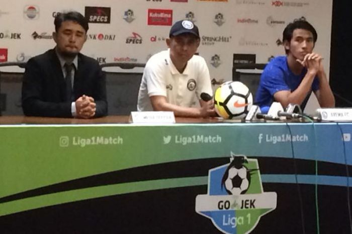 Pelatih Arema FC, Joko Susilo, dan pemain Hanif Sjahbandi, memberikan pernyataan kepada media seusai laga melawan Persija Jakarta di Stadion Utama Gelora Bung Karno, Sabtu (31/3/2018). 