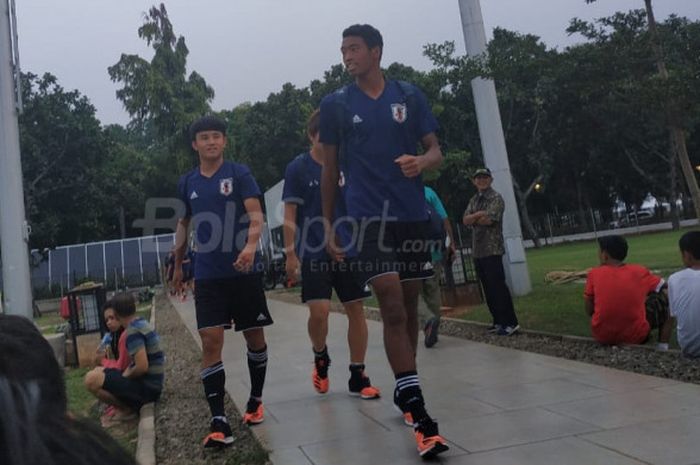 Dua pemain timnas U-19 Jepang, Takefusa Kubo dan Kenedeiebusu Mikuni di Lapangan ABC, Senayan, Jakar