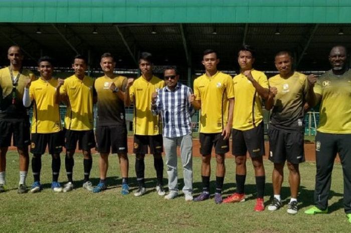 pemain Barito U-19 (jersey kuning) dari kiri ke kanan M Rafi Syarahil, Nico, Ferizal, Donanda, Adrean yang dipromosikan ke tim senior 