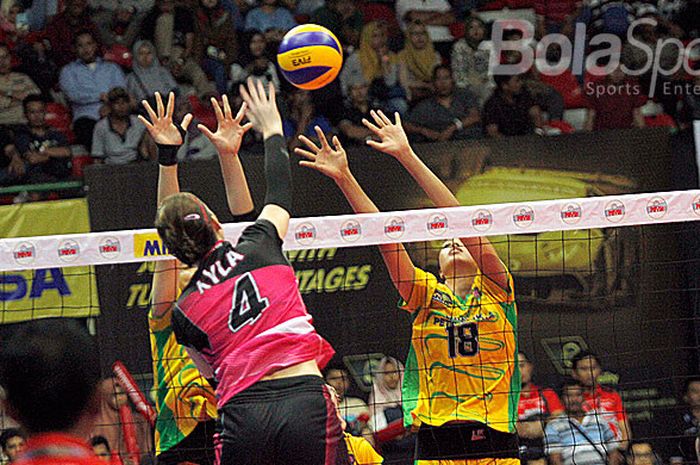 Open spiker Pertamina Energi, Kyla Elizabeth Richey, melakukan smes saat melawan Gresik Petro Kimia dalam ajang Proliga 2018 di GOR UNY, Yogyakarta, Minggu (21/1/2018).