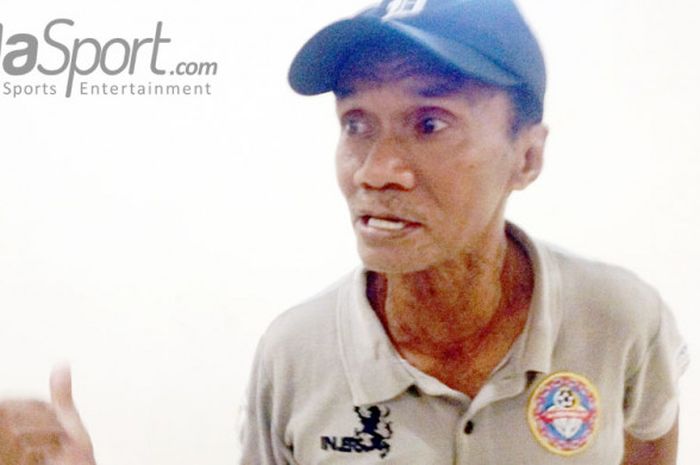 Pelatih Martapura FC, Frans Sinatra Huwae usai menghadiri konfrensi pers di lantai dua Gelora Bung T