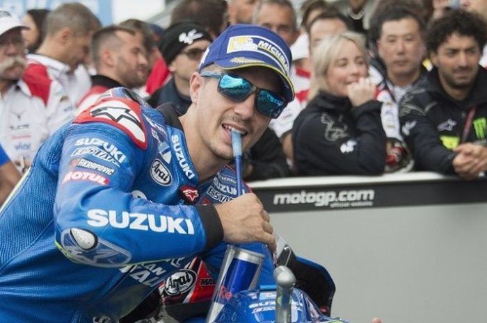 Pebalap Suzuki Ecstar, Maverick Vinales, berpose di paddock setelah memastikan diri memenangi GP Inggris di Sirkuit Silverstone, Minggu (4/9/2016).